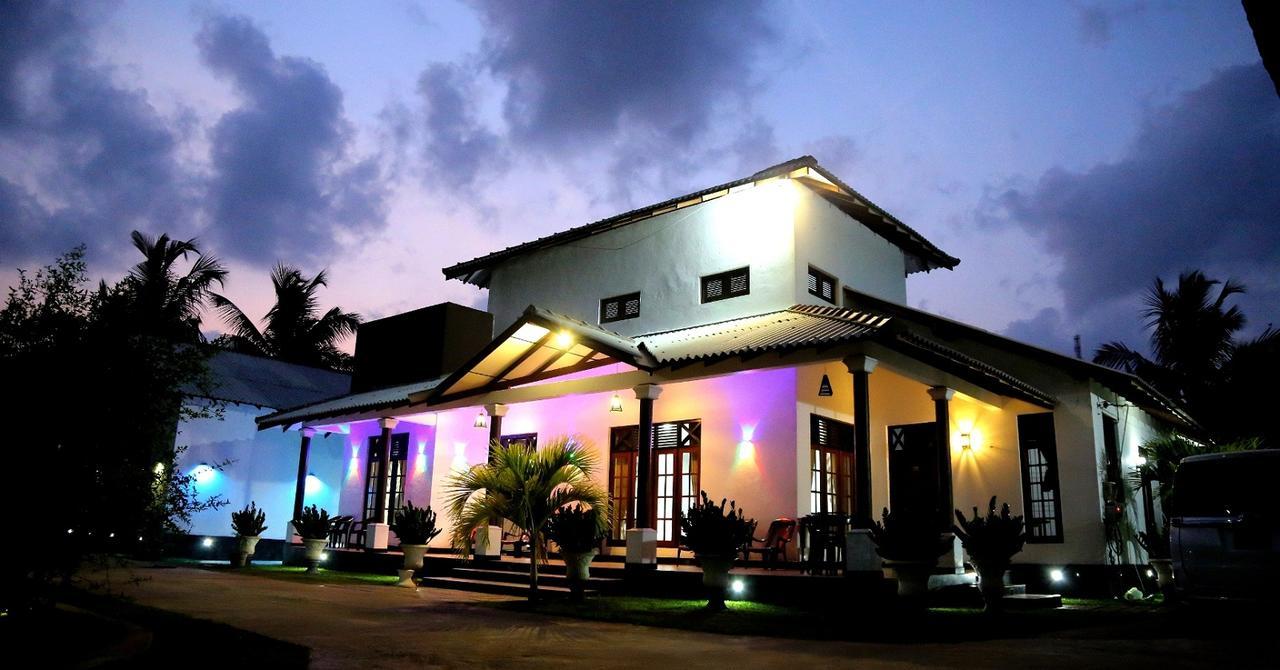 Grand Hilton Hotel Negombo Extérieur photo